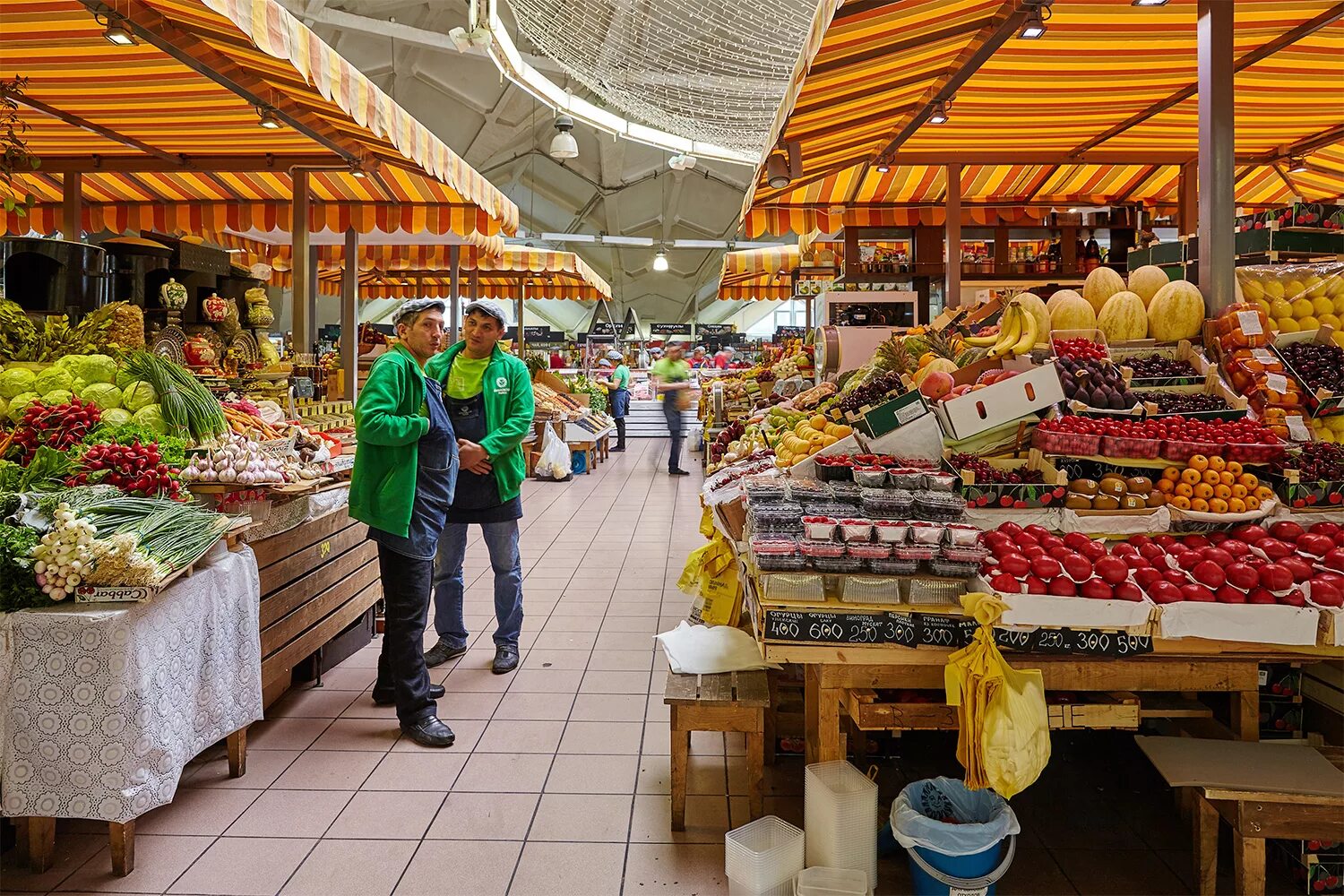 Самый большой маркет. На рынке. Продовольственный рынок. Рынок продуктов. Современный продуктовый рынок.