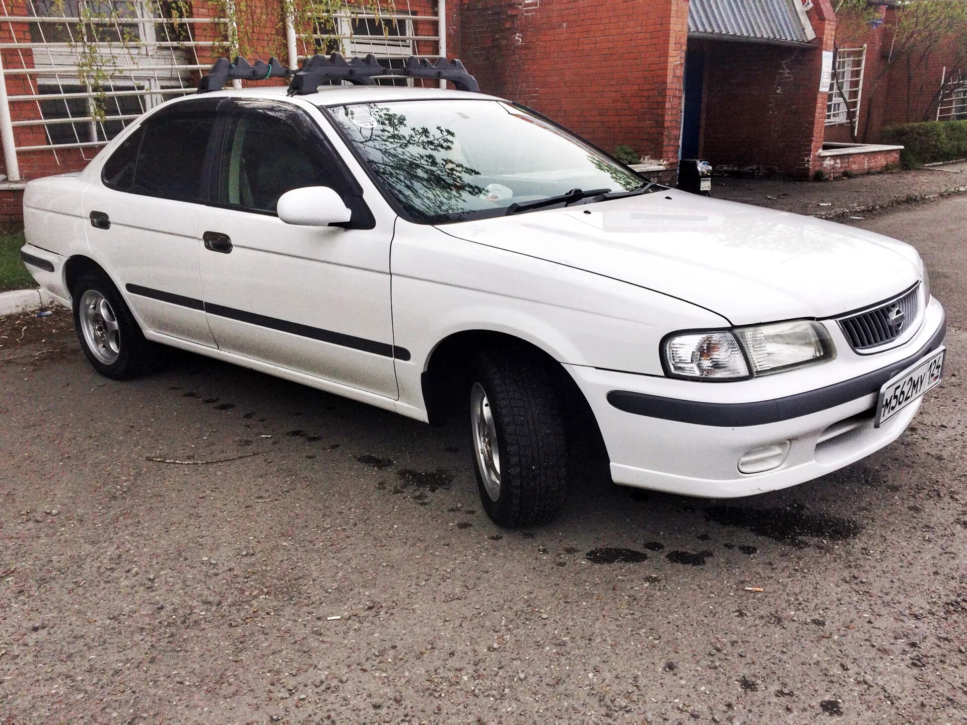 Санни бел. Nissan Sunny 2000. Ниссан Санни белая 2000г. Ниссан Санни 2001 бело черная. Ниссан Санни на литье 2000.