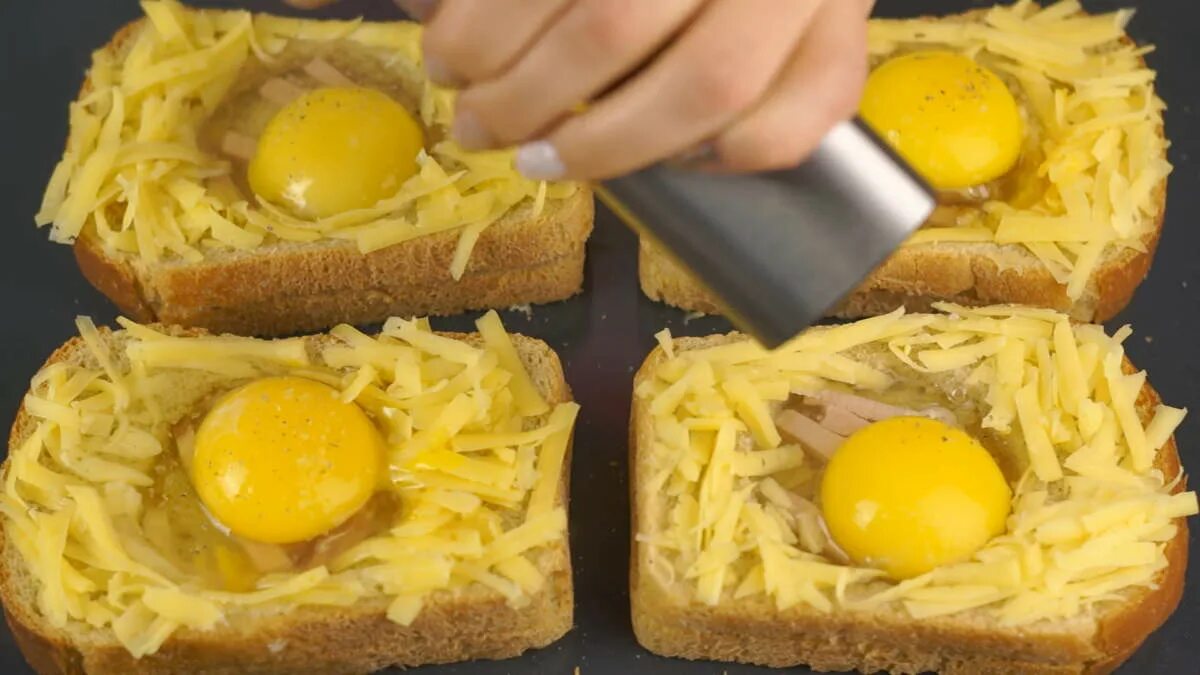 Вкусный завтрак быстро и просто. Яичница в хлебе с сыром. хлеб с яйцом и сыром. быстрый завтрак из яиц и хлеба. завтрак из яиц и сыра.