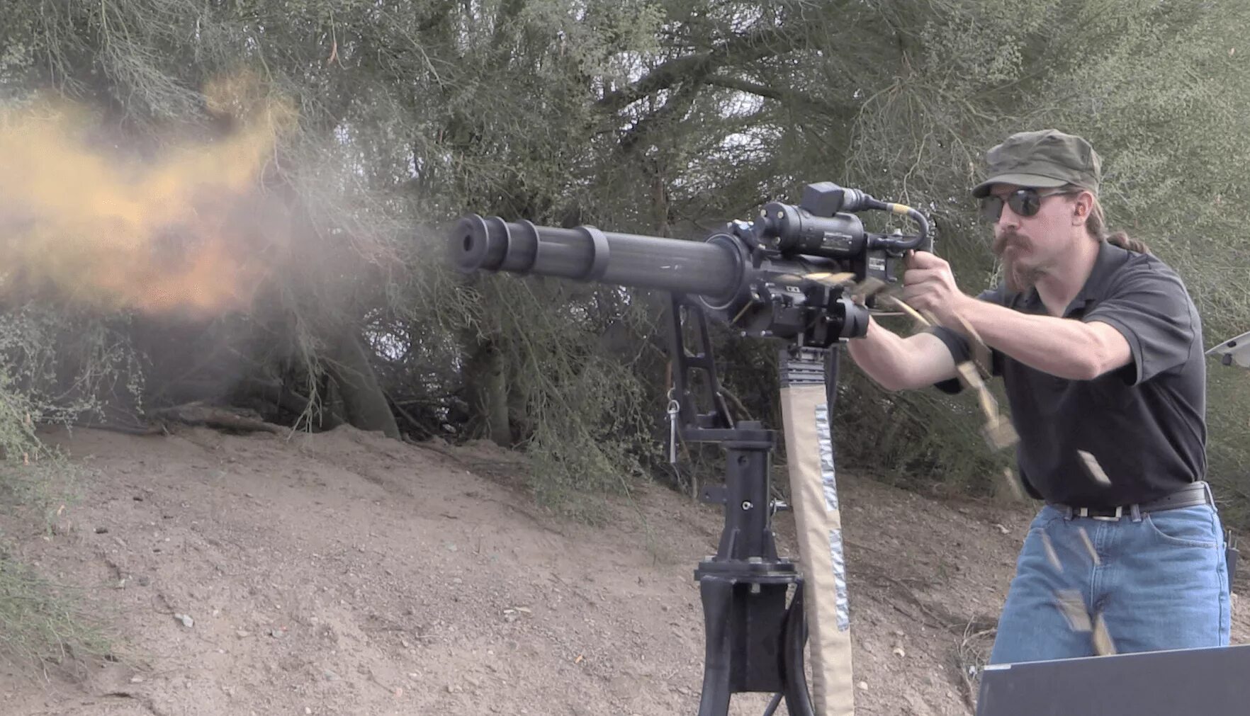 Терминатор 2 арнольд с пулеметом. Киану ривз матрица 1999. Т-800 арнольд шварценеггер. Миниган мем. Арнольд шварценеггер терминатор 2 пулемет.