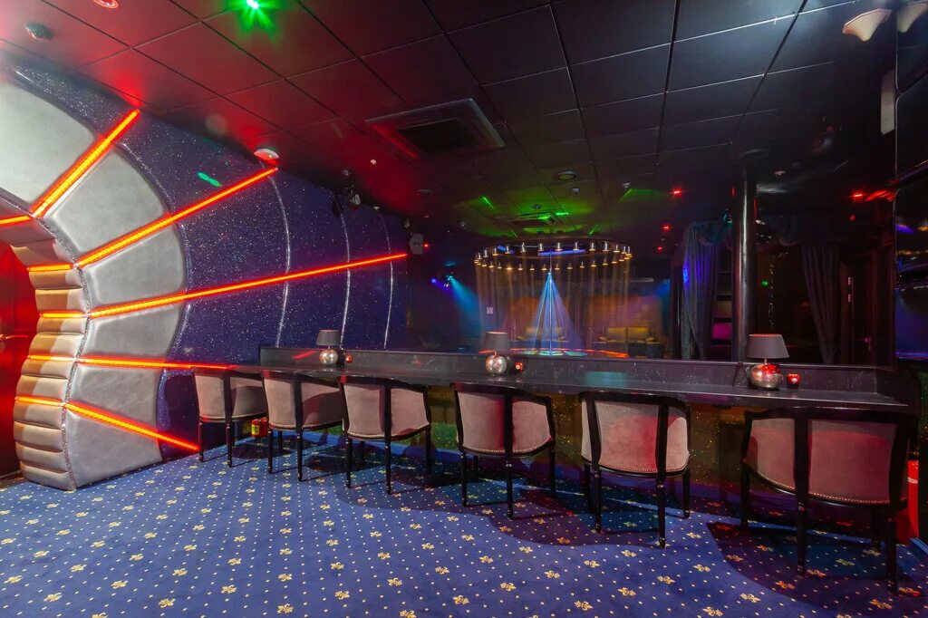 девочки из клуба 911. 911 екатеринбург. колонны в клубе. , 75а, екатеринбург, россия. стриптиз 911 екатеринбург.