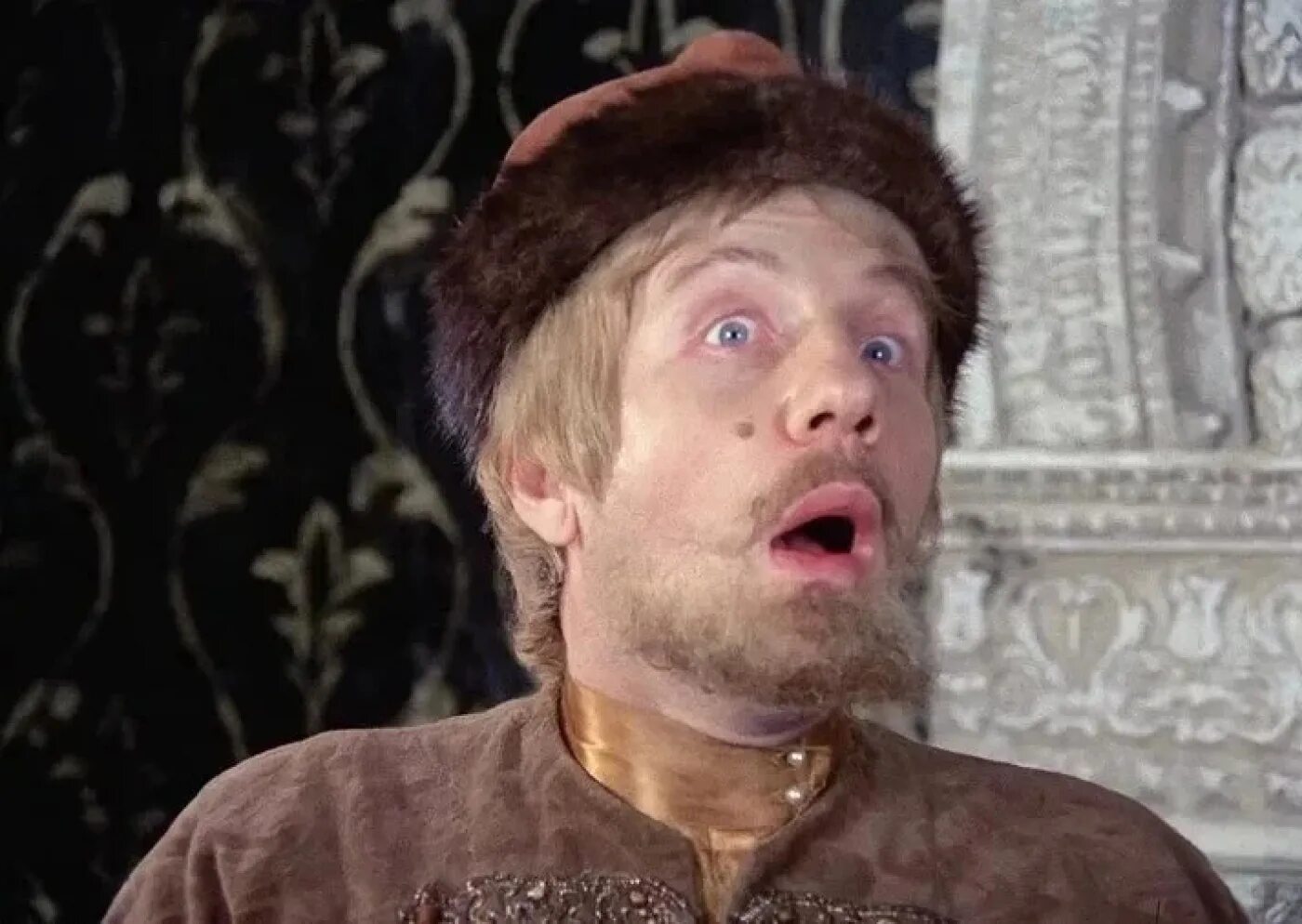 Удивленный король. Удивленный король. Эмодзи клеш рояль. Князь киевский из мультфильма три богатыря. Князь владимир мультфильм алеша попович.