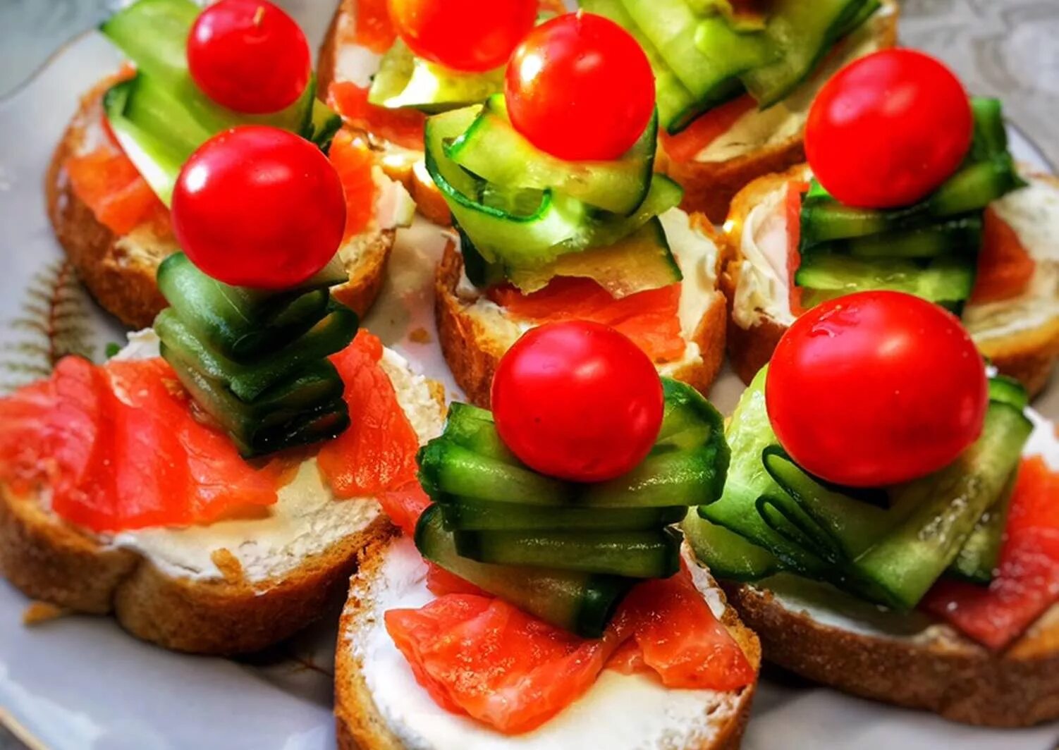 Идеи бутербродов на новый год. Новогодние бутеры. новогодние бутербродики. вкусные бутерброды на новый год. горячие бутерброды на новогодний стол.