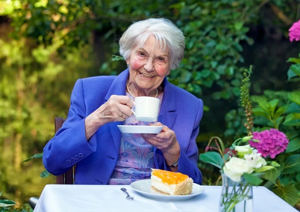 Дедушка пьет воду. Что нужно пить пожилым людям. Здоровое питание пожилых. Пожилые люди. Питание пожилых людей.