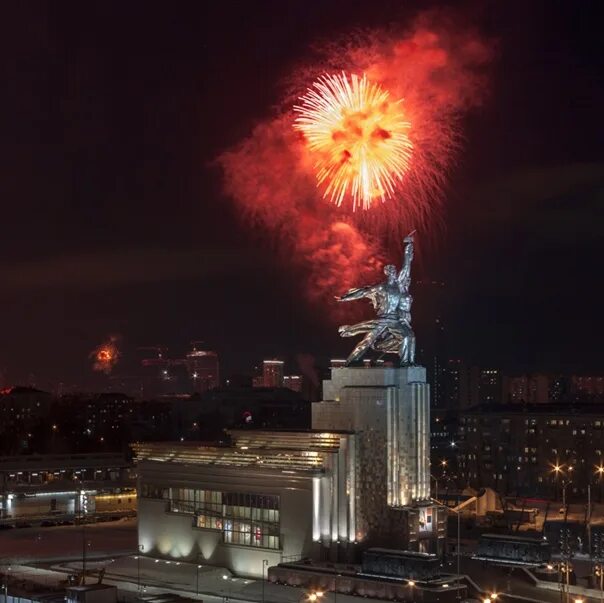 Салют в москве день защитника отечества. 23 Февраля салют Поклонная гора. Поклонная гора салют. Салют на Поклонной горе 23 февраля. Парк Победы салют.