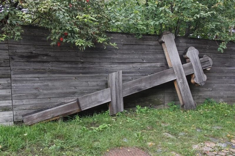 О жизни семьи кашириных. Домик Каширина в Нижнем Новгороде крест. Крест в доме Кашириных. Цыганок из детства Горького. Дом Каширина крест.