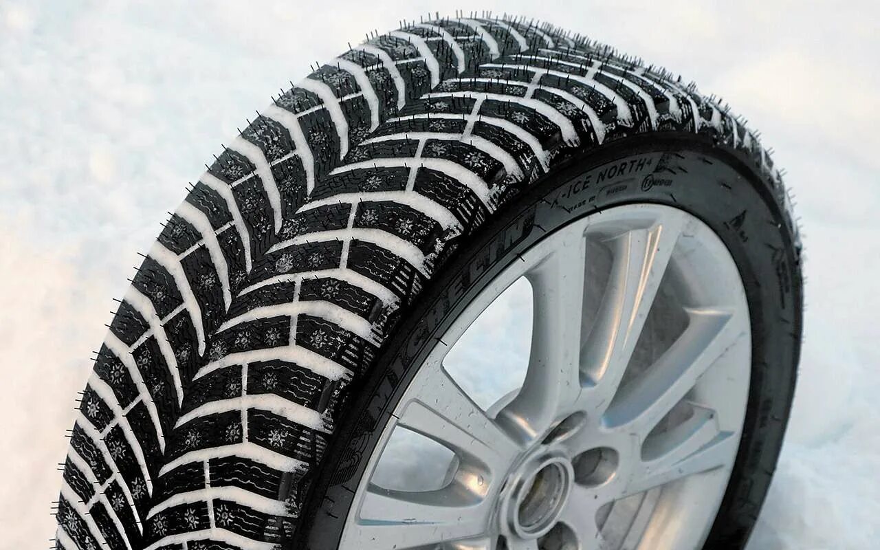 Шипованная резина айс. Michelin x-Ice North 4. Michelin x-Ice North 3 зимняя шипованная. X-Ice North 4 шип. Мишлен x Ice North 4 225 50 17.