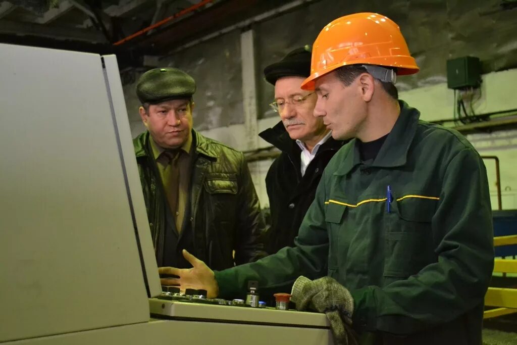 Трубный завод рязань вакансии. Рязанский трубопрокатный завод. Трубный завод рязань вакансии. Рязанский трубный завод давлеканово. Директор трубного завода рязань.