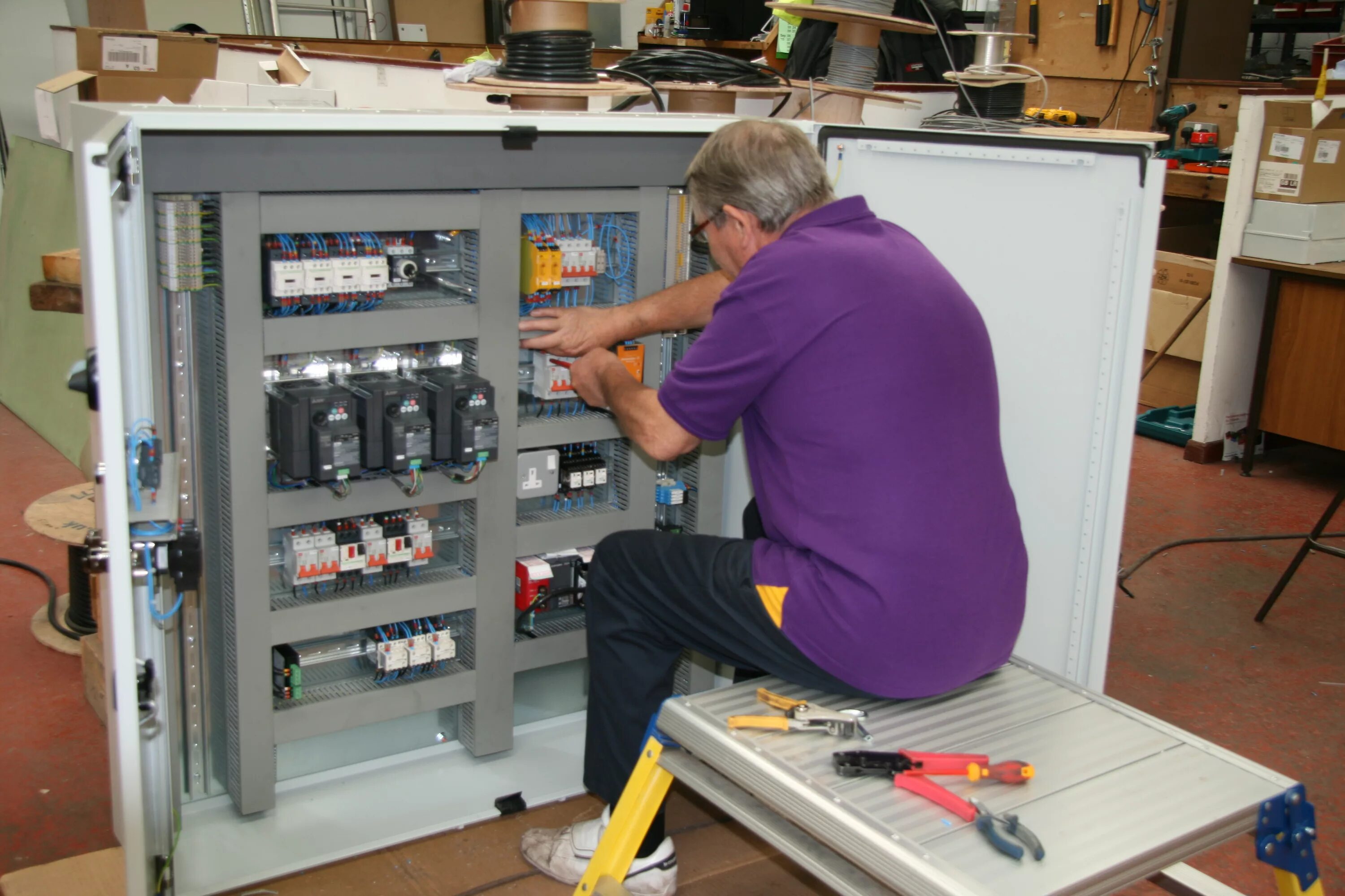 Шкаф энергетика уцн. Панель управления электрикой. «start» – «control panel» – «administrative tools» – запускаем «group policy management». Control panel > administrative tools > services. Bms системы диспетчеризации.