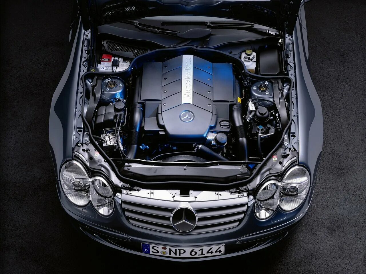 Капот мерседес бенц. Mercedes-Benz r230. Mercedes Benz sl500. Мерседес r230. Mercedes Benz SL 500 двигатель.