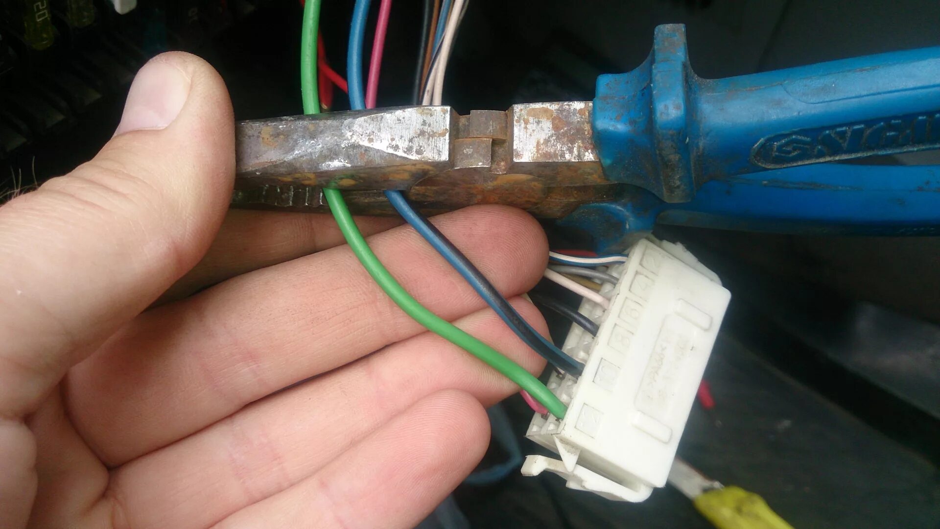 Поломанный провод. Греется штекер. Разъем замка зажигания газель 3302. Штекер без фона. Греется блок питания ноутбука.