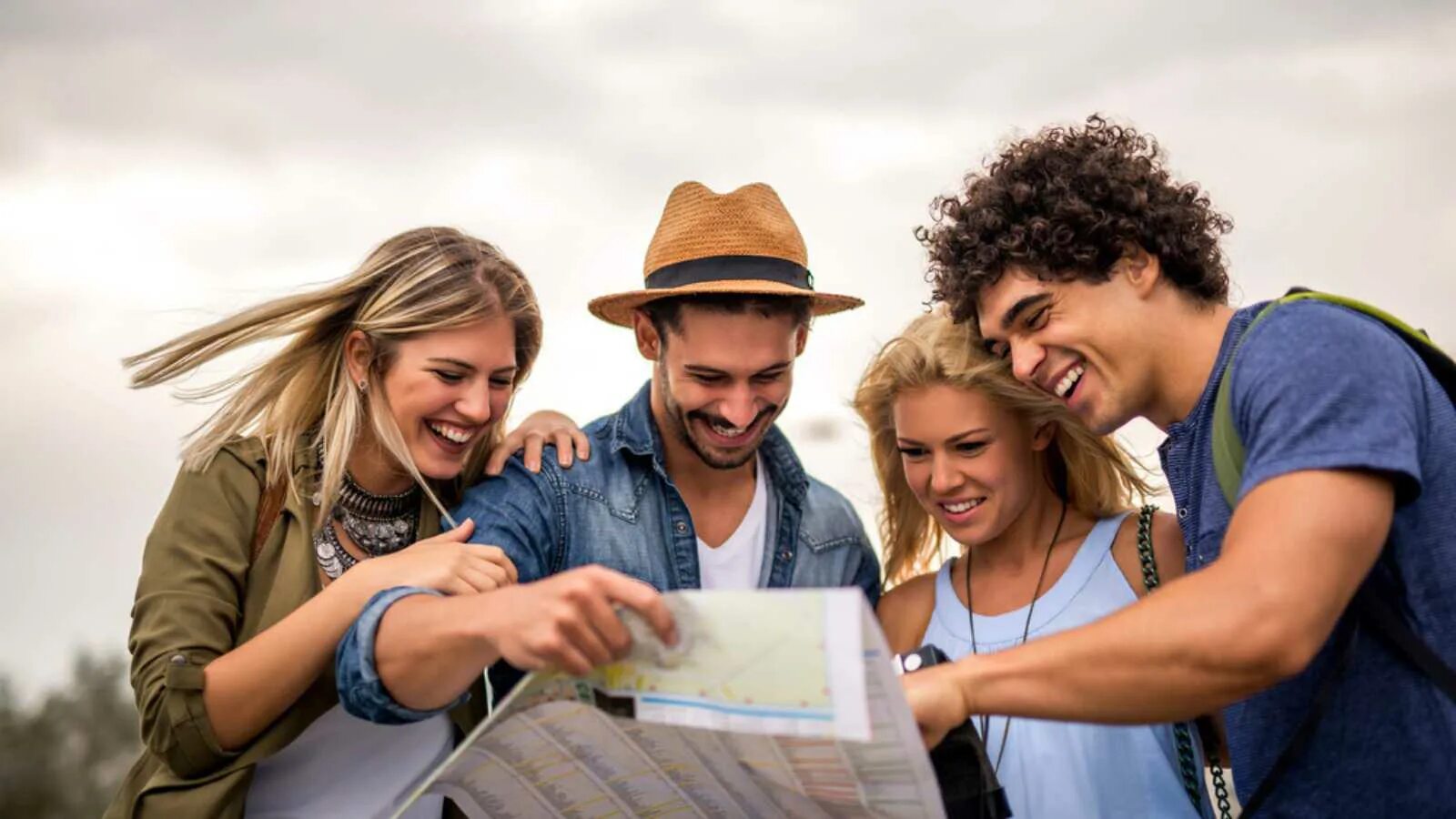 Take abroad. Туристы во франции. Путешествие без денег. Люди с чемоданами в аэропорту. Английский язык в сфере путешествий.