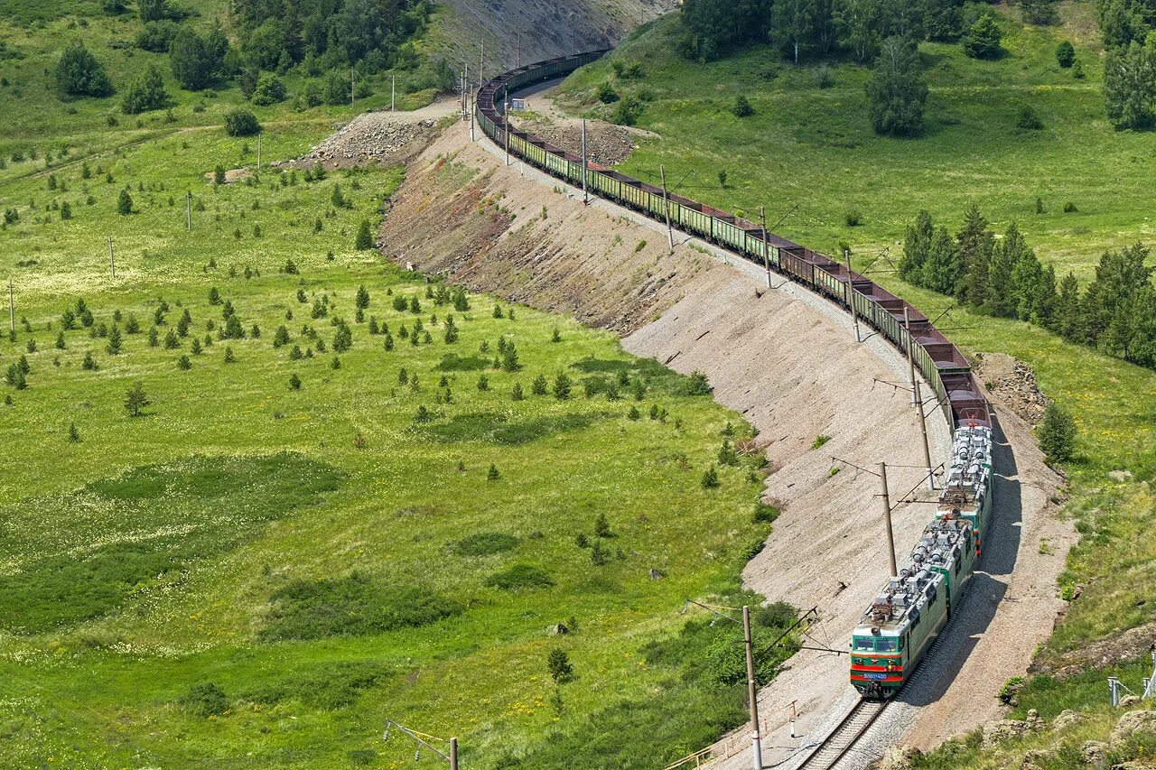 Поезд едем на урал. Южно-уральская железная дорога. уральские горы ржд. южный урал жд. железная дорога через уральские горы.
