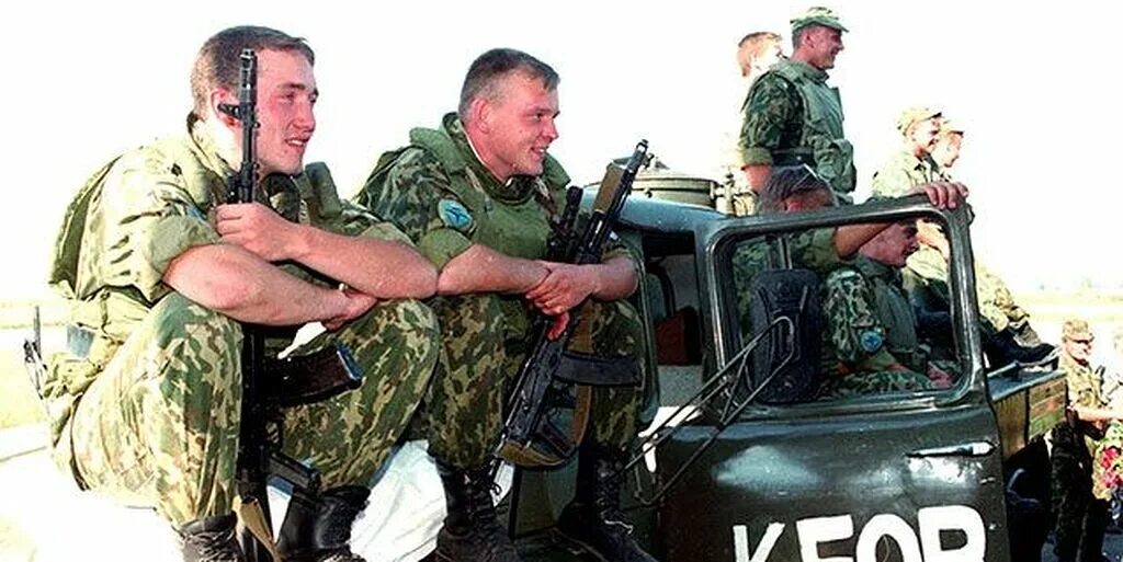 Десант югославии. Бросок в приштину 1999. марш бросок российских десантников в приштину. марш-бросок российских десантников на приштину в 1999. марш бросок в косово 1999.