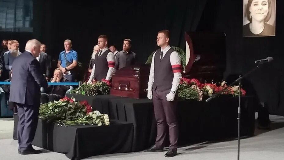 Похороны корреспондента сегодня. Похороны журналиста сегодня. Похороны корреспондента сегодня. Похороны бориса немцова на троекуровском. Похороны корреспондента сегодня.