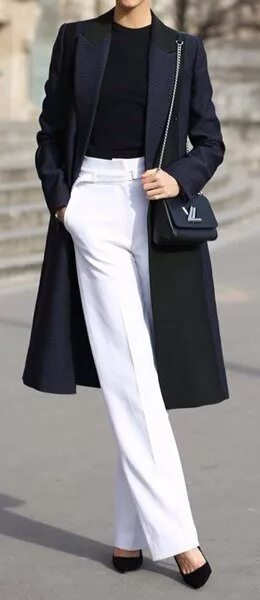 Черное пальто и белые брюки