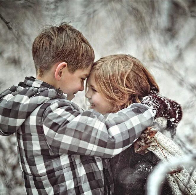 Самое ценное любовь. Мальчик любит девушку. Самое ценное любовь. Поцелуй. Счастливая девушка.