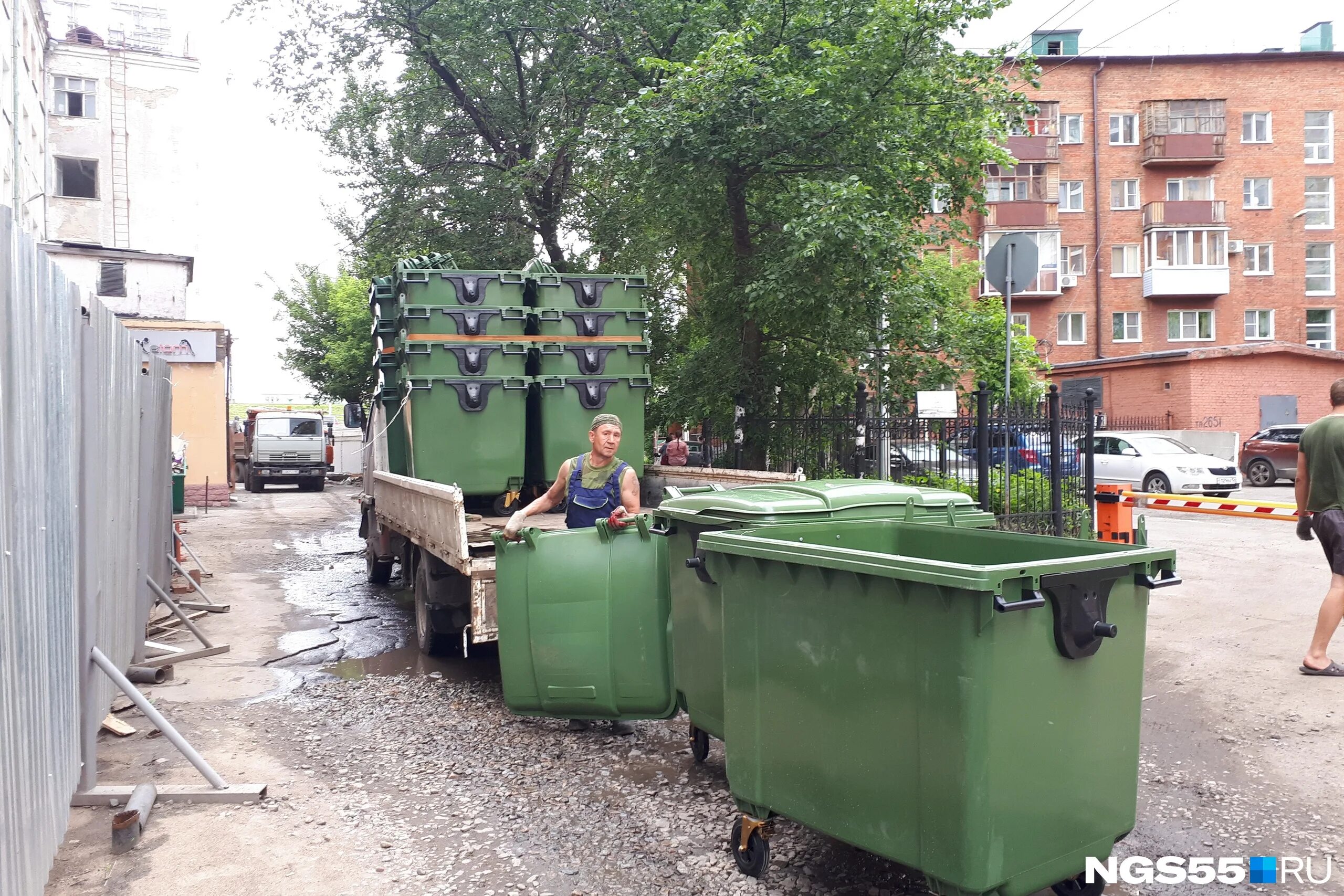 Тко омск. Желтые контейнеры Омск. Контейнерный город. Куда с Карабановского комбината возили мусор.