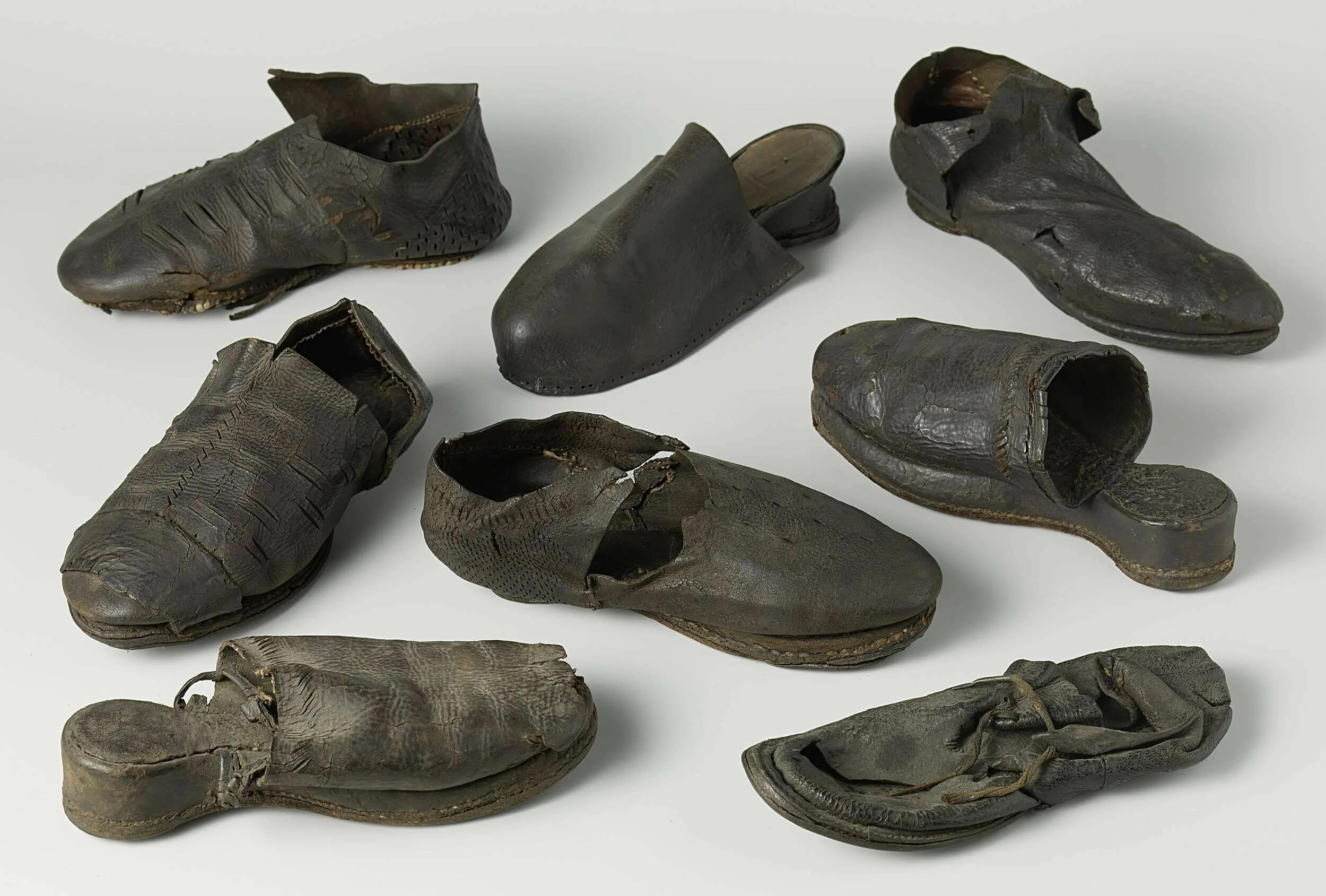 Исторические вещи. Обувь медвежья лапа 16 века. Мужская обувь 16 век Европа. Обувь крестьян 16-17 ВВ. Обувь женщин 16-17 века в Европе.