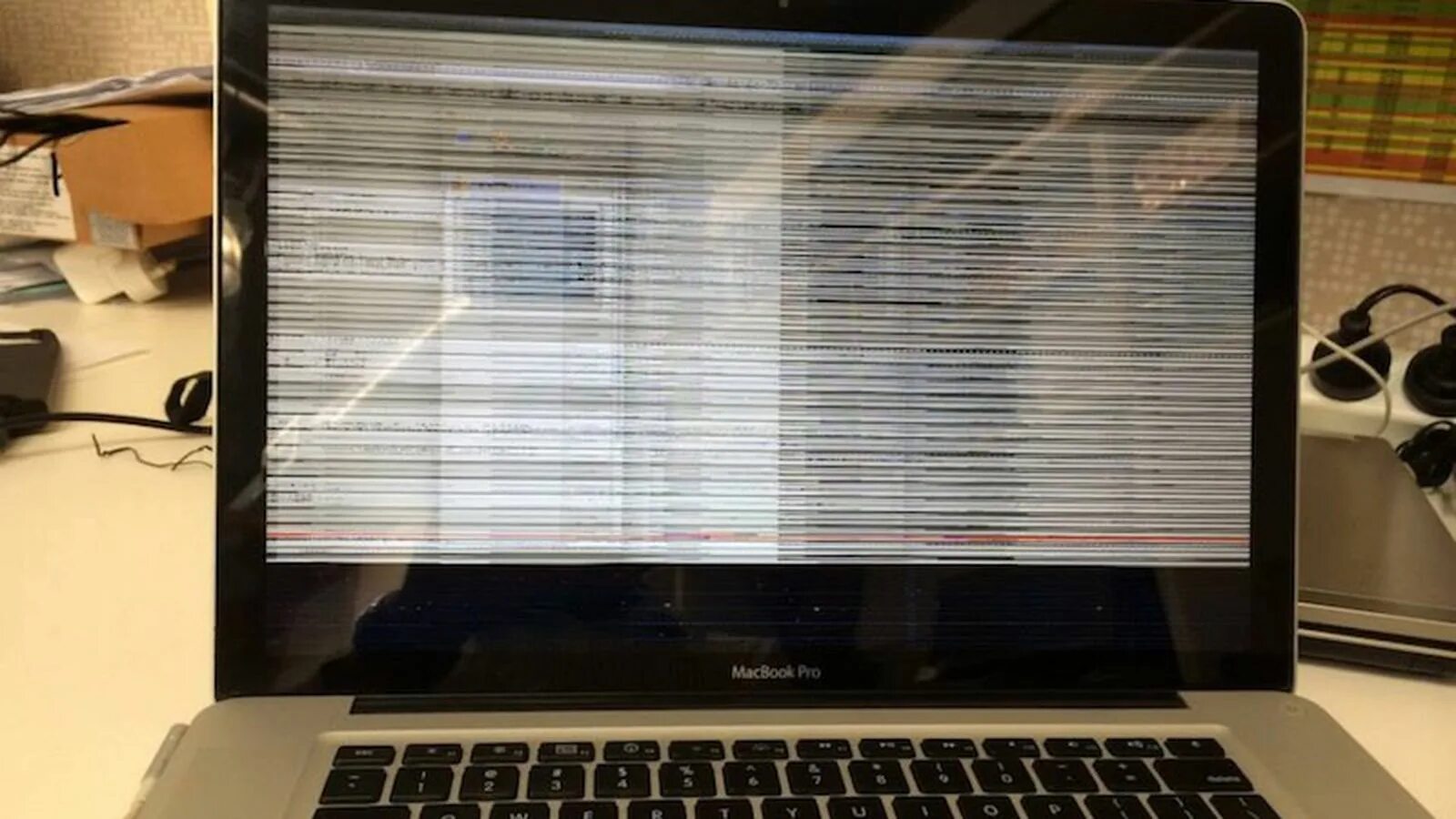 Полетел компьютер. Разболтался экрана MACBOOK Pro 2011. Полоса на мониторе компьютера вертикальная. Экран ноутбука. Полосы на экране ноутбука.