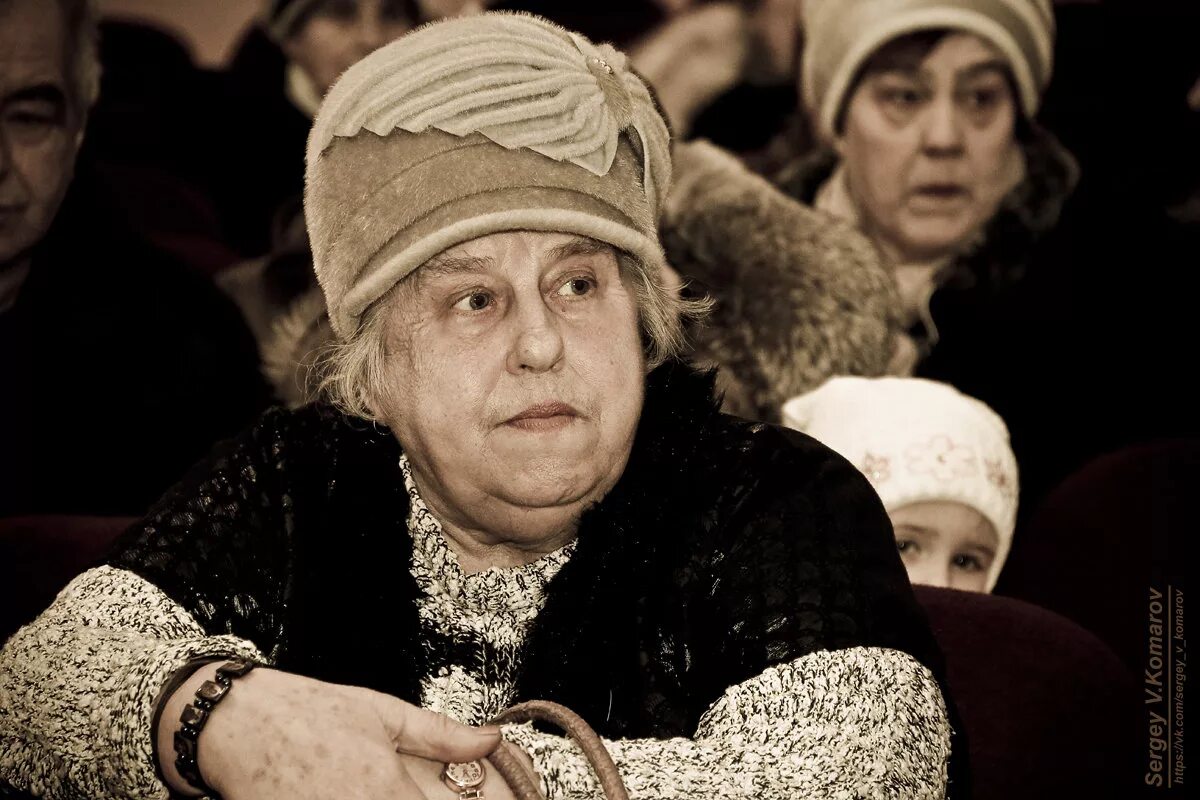 Девушка одна в пустом зале. Добрый зритель в девятом ряду текст. Добрый зритель в девятом ряду. Аркадий райкин добрый зритель в 9 ряду. Добрый зритель в девятом ряду.