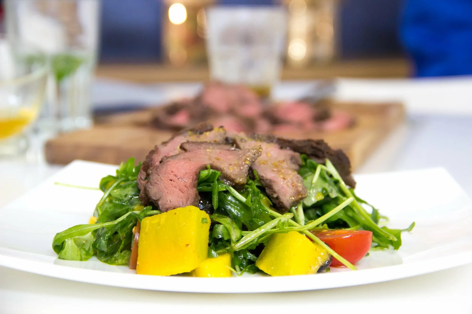 Ростбиф калорийность. Ростбиф с соусом кинза. Ростбиф калорийность. Ростбиф подача. Ростбиф с рукколой.