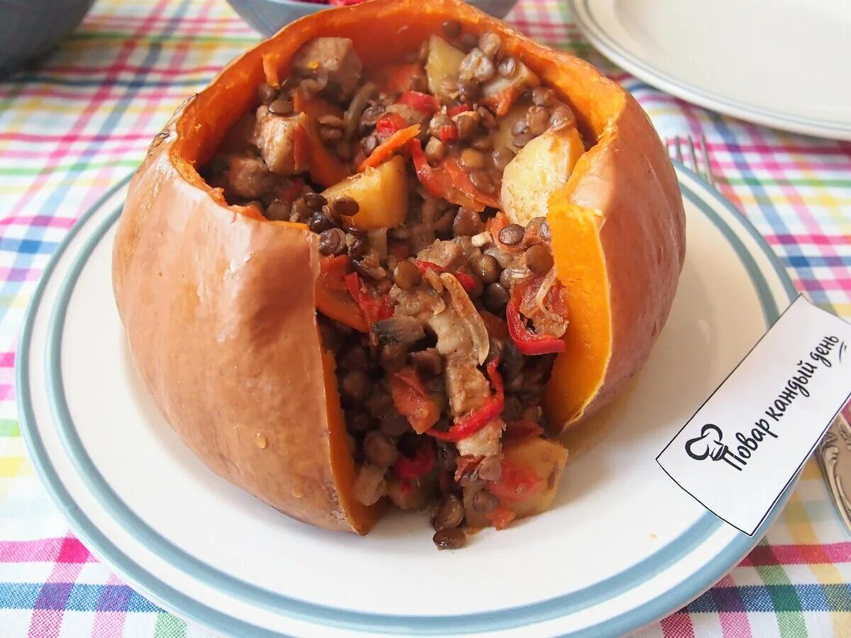 фаршированная тыква акорн. блюда в тыквенном горшочке. горшочек тыква. тыква с мясом в горшочке. запеченная тыква в горшочке.