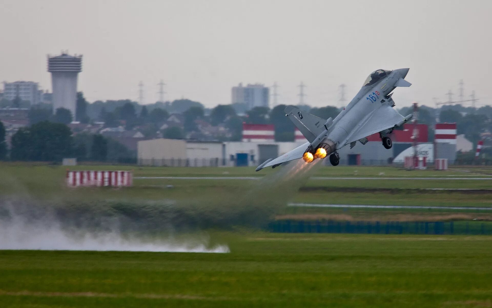 Посадка истребителя. Сопла миг 29. Самолет РЭБ Eurofighter. Eurofighter Typhoon Italian Air Force. Форсаж самолета.