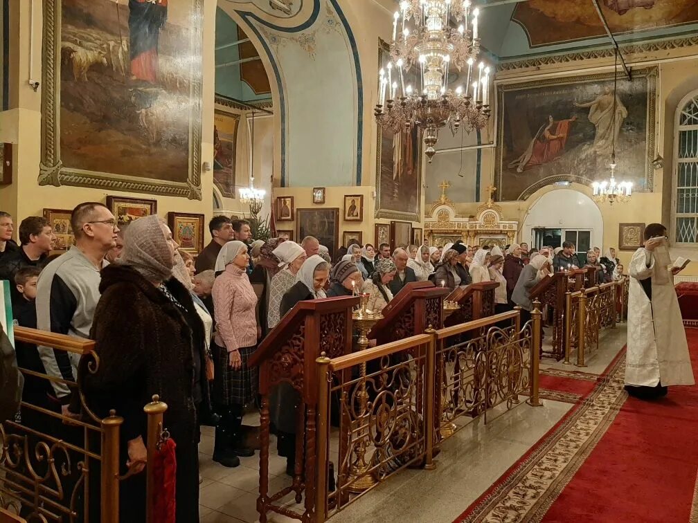 Воскресенский кафедральный собор вологда. Богослужение в воскресенском соборе. Воскресенский собор арзамас внутри. Богослужение в воскресенском соборе. Тверская епархия служба митрополита амвросия в эммаусском храме.