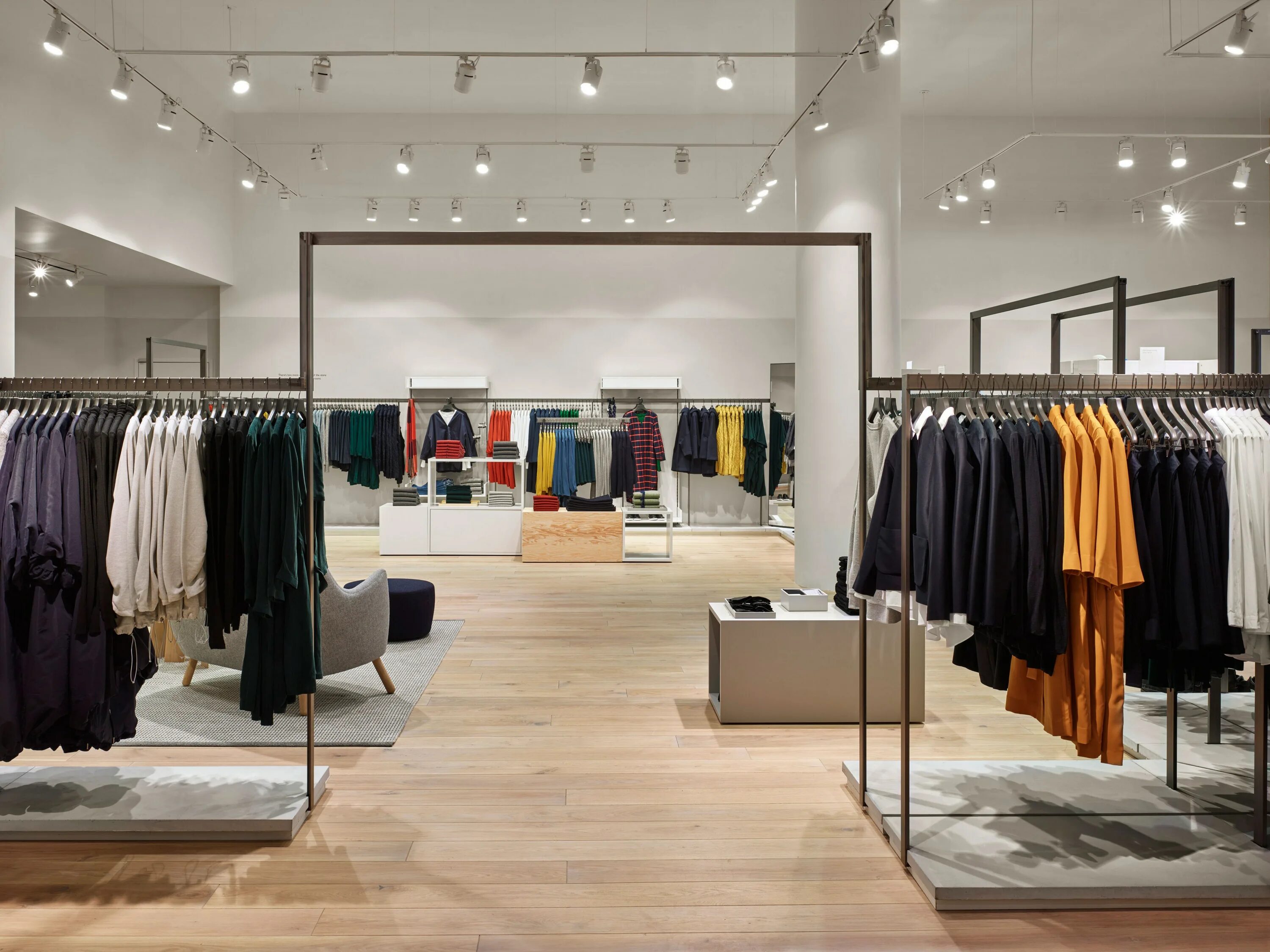 Cos магазин одежды. Магазин cos в москве. Cos интерьер магазина. Бутик cos. Магазин cos в москве.