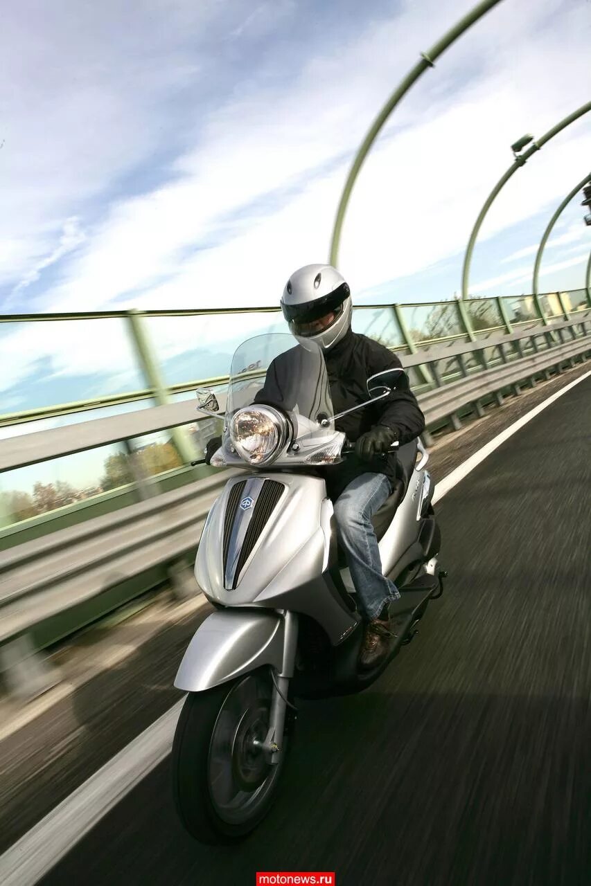 Piaggio Beverly 300. Скутер 2009 года. Мопеды 2009 года. Скутер версия