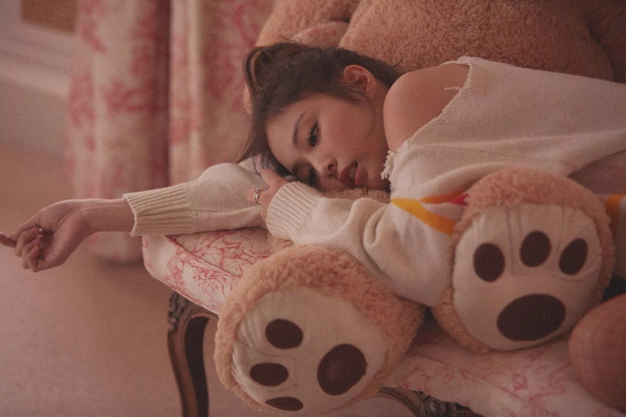 Дженни китти в форме полиции. Jennie kim 2025. black pink jennie. дженни блэк пинк.