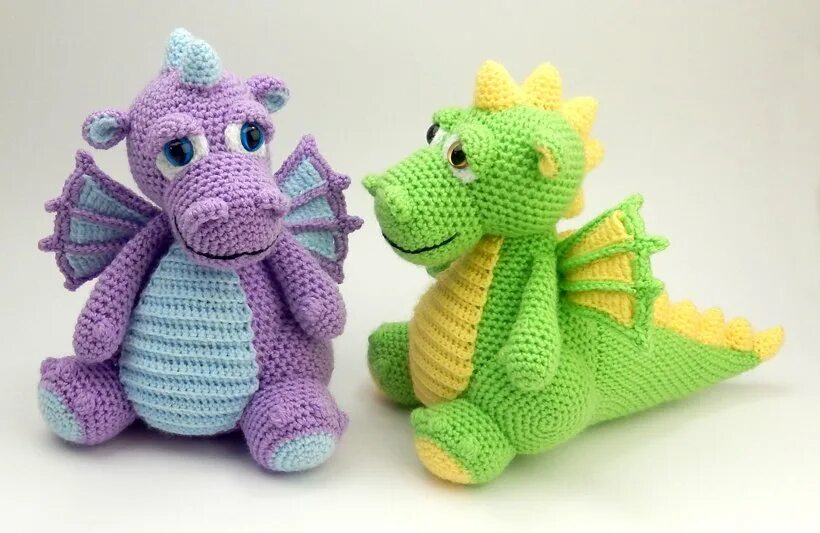 Вязание крючком дракон чаризард. Дракон спицами. Символ 2024 вязаный крючком видео. Вязаные игрушки дракон. Дракоша тоша дракон.