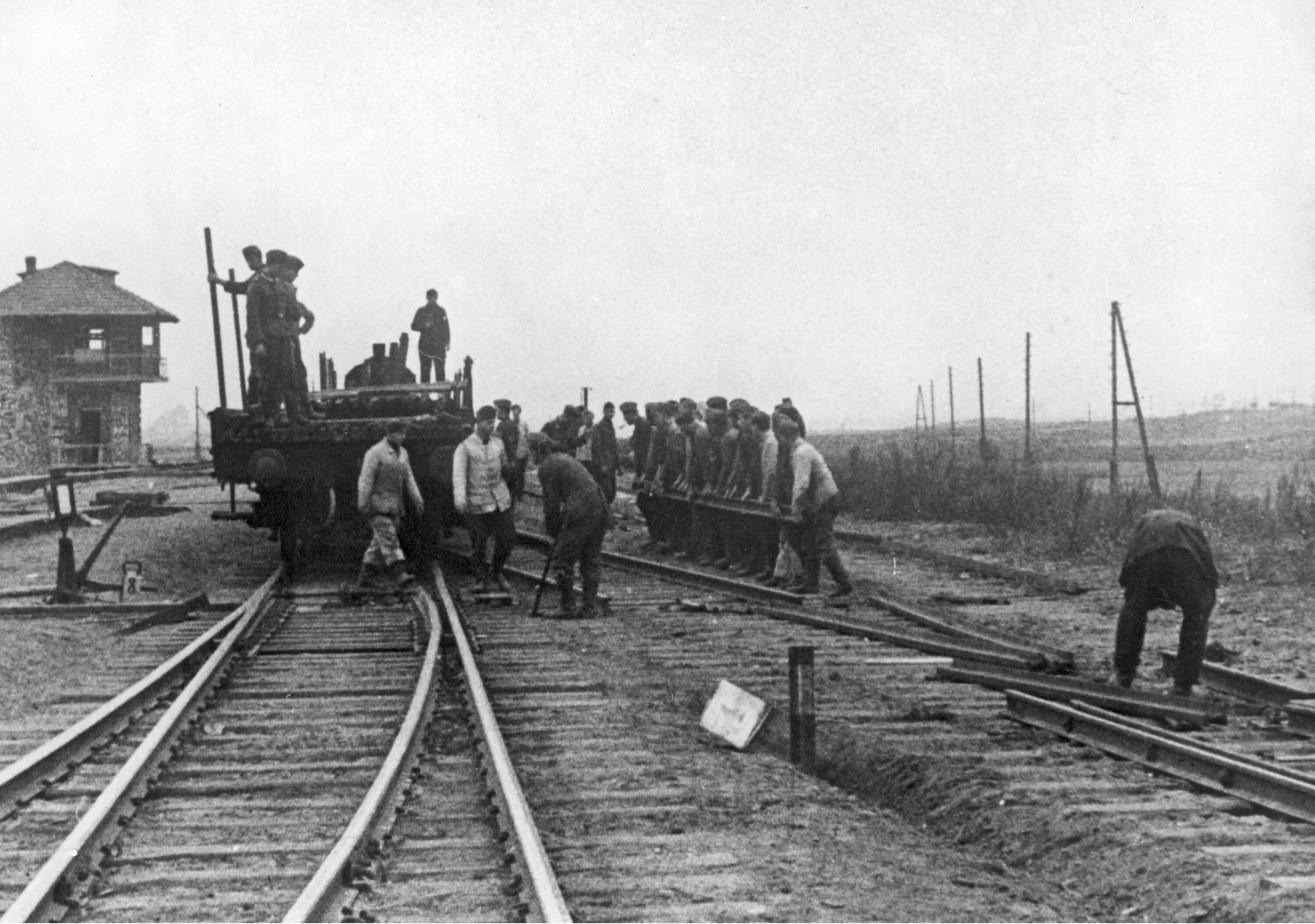 Включи военная станция. Американская ЖД платформа 1943г. Суслонгер 1943. Железнодорожная станция военных лет.