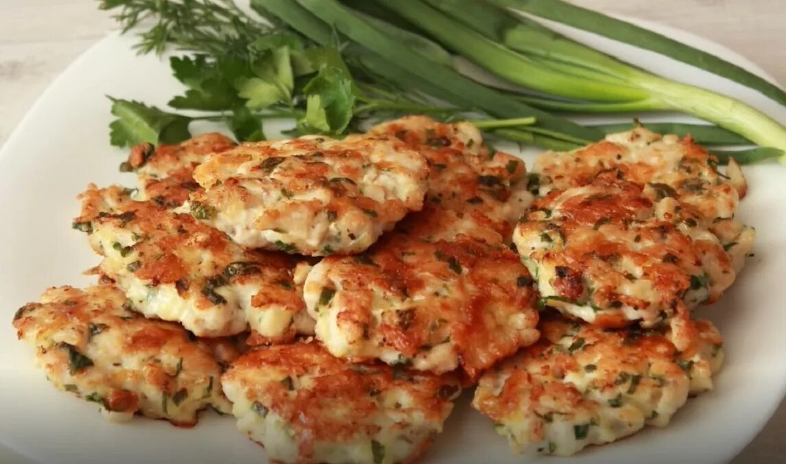 Котлетки из куриной грудки рубленные. Куриные растрепки. рубленые куриные котлетки из филе грудки. котлета куриная рубленая. котлеты из куриной грудки.
