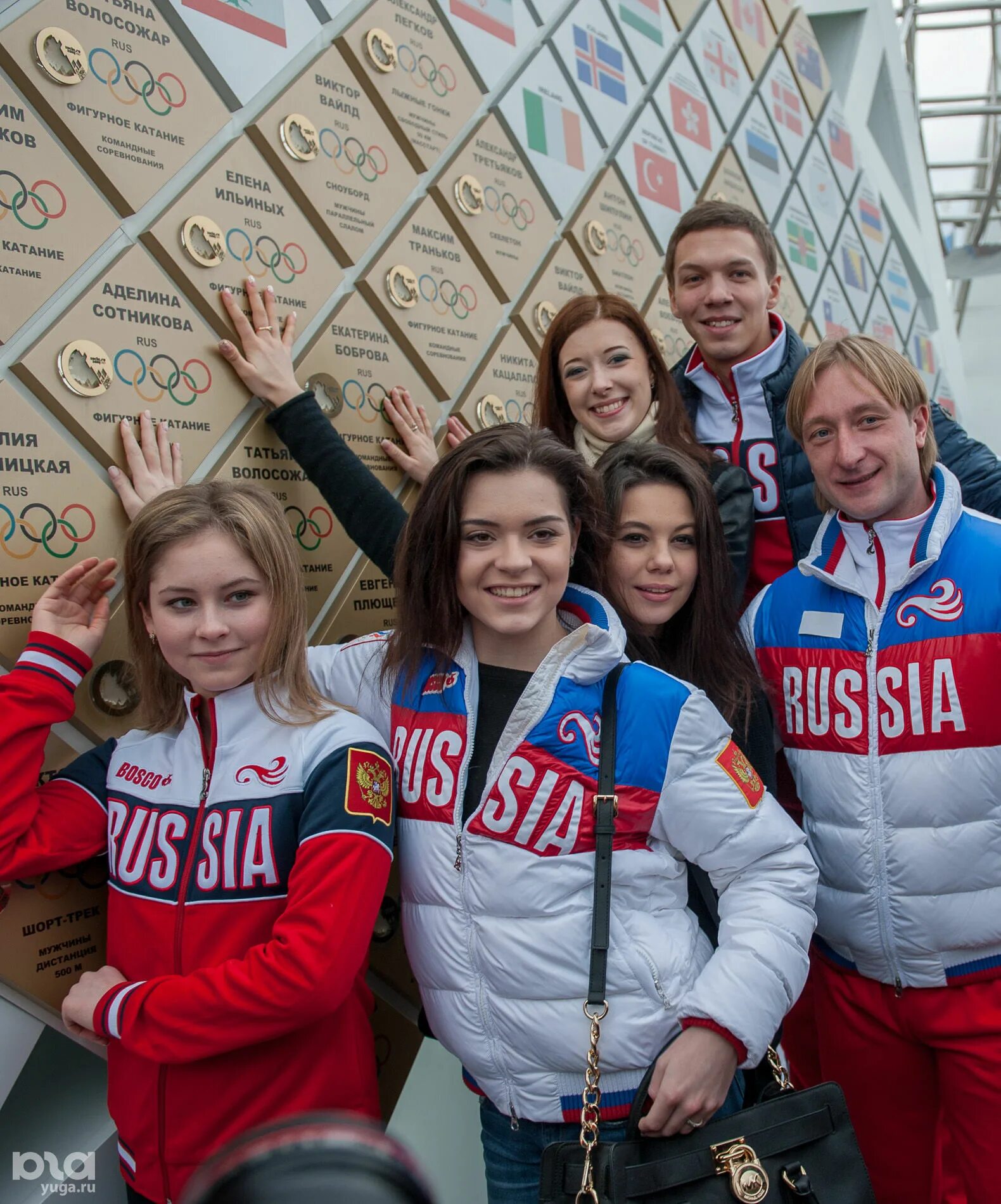 Где жили спортсмены. Стена чемпионов игр в Олимпийском парке. Стена чемпионов Олимпийский парк Сочи. Стена чемпионов Сочи 2014. Олимпийские игры в Сочи.