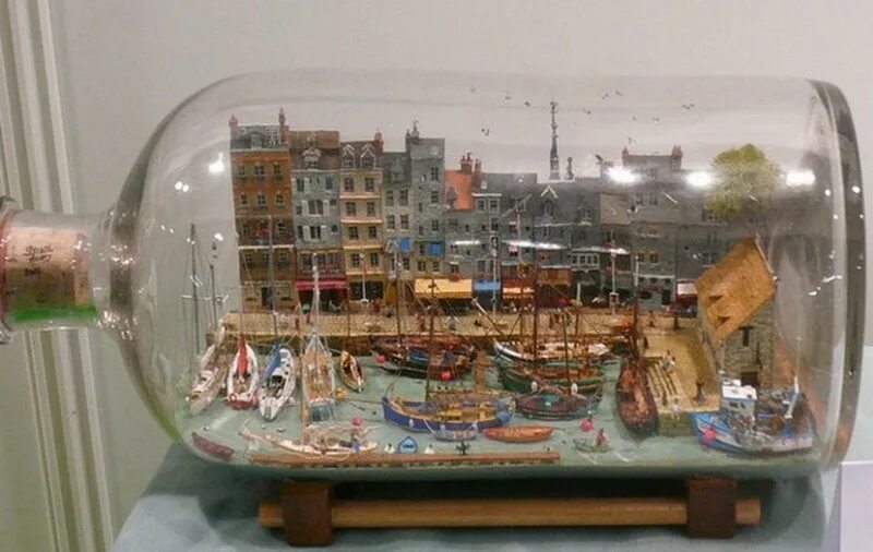 Собирает корабль в бутылке. Самодельный корабль с бутылкой. Как кораблик помещают в бутылку. Как в бутылку засовывают корабль. Как в бутылку засовывают корабль.