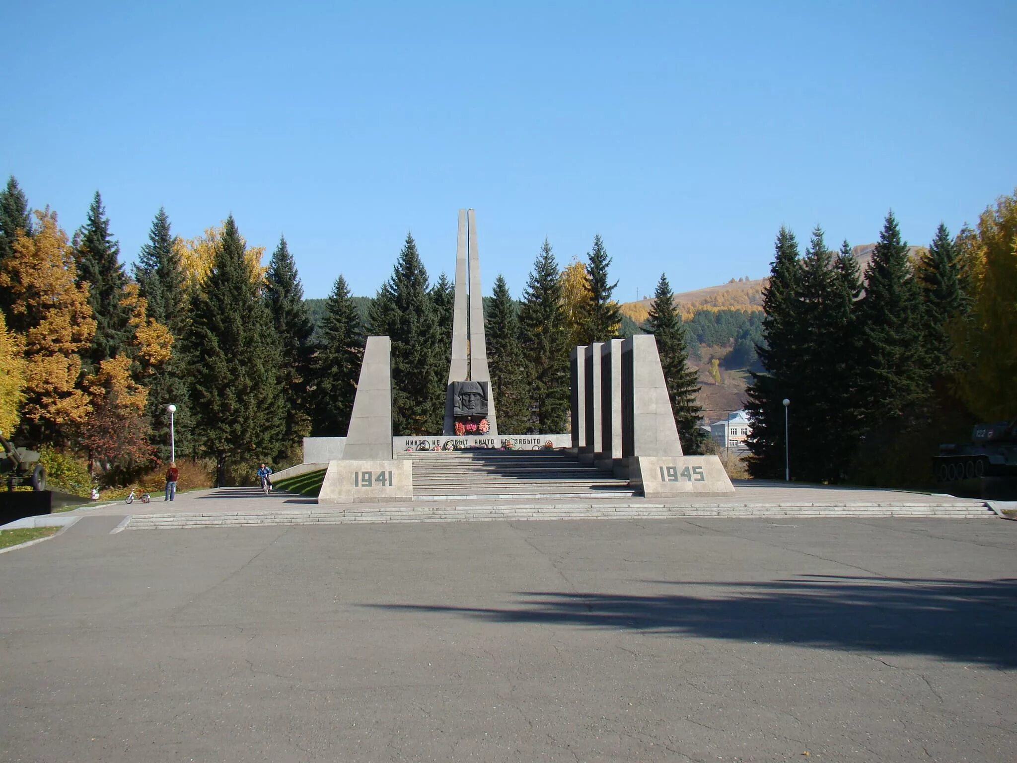 Победа горно алтайск. Парк Победы Горно-Алтайск. Мемориал Победы Горно-Алтайск. Мемориал славы Горно-Алтайск. Мемориальный комплекс в Горно Алтайске.