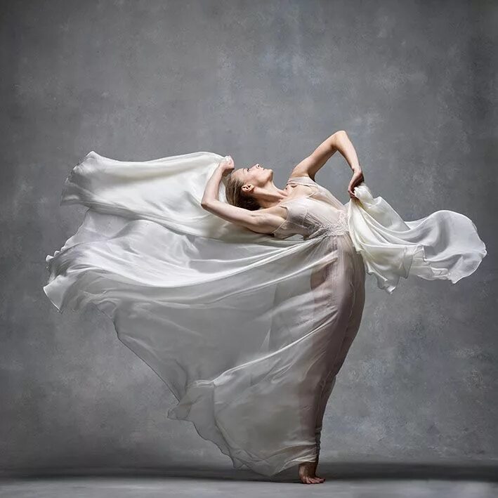 К чему снится танцевать во сне женщине. Девушка в ткани. Фотосессия с тканью. Женское тело в ткани. Девушка танцует с тканью.