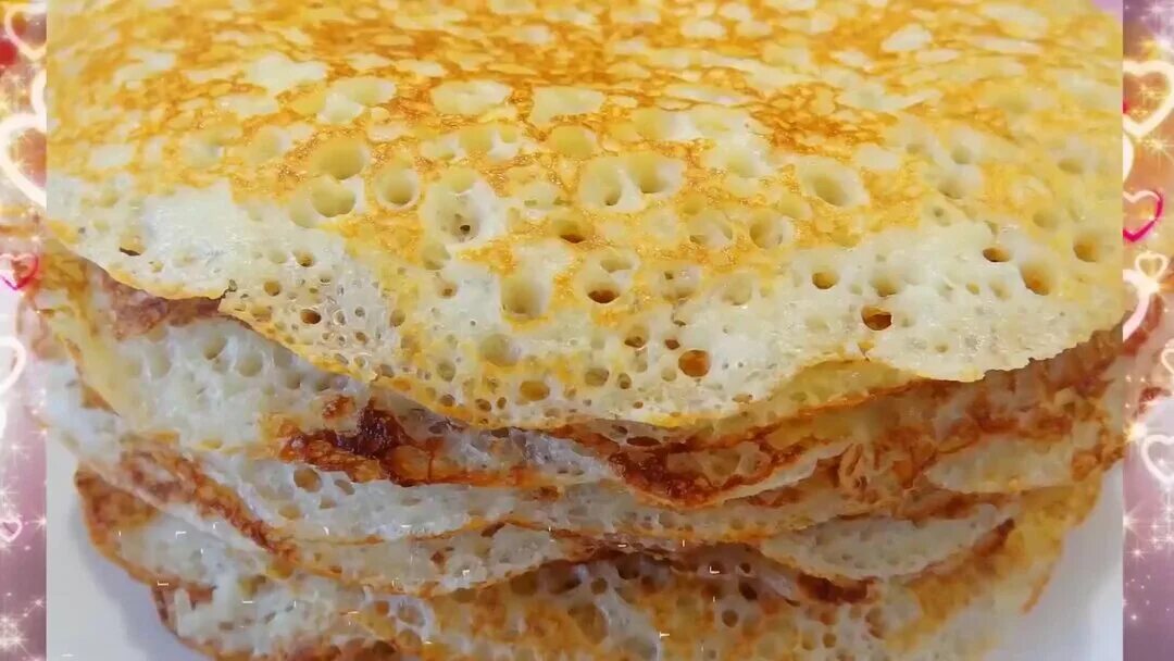 Блины на молоке с дырочками дрожжевые пышные. Пышные дрожжевые блины. пышные дрожжевые блины с дырочками. блины дрожжевые на молоке с дырочками. дрожжевые блины в дырочку.