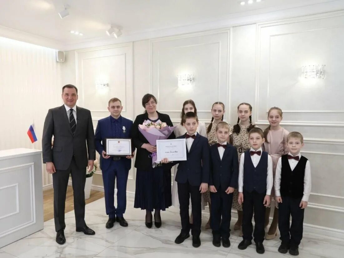 Награждение многодетных. Семьями, награждёнными орденом «родительская слава». награждение орденом родительской славы в 2025. орден родительская слава награждение. медаль ордена родительская слава 2025.