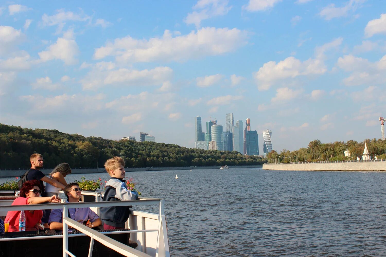 Москва река прогулка на теплоходе воробьевы горы. Воробьёвы горы москва 2025. прогулка по реке москва на теплоходе до москва сити. воробьёвы горы москва теплоход. воробьевы горы теплоход до москва сити.