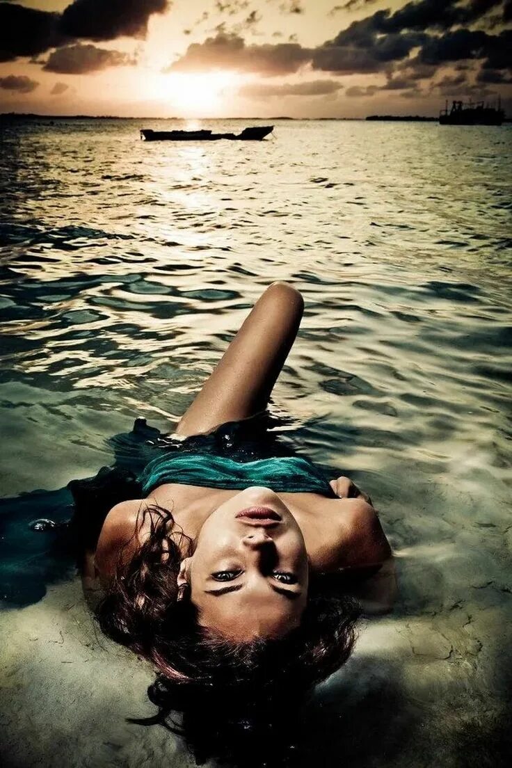 Девушка в воде красиво. Фотосессия в воде. Девушка лежит в воде. Девушка УСВОДЫ. Фотосессия Левушка в воде.