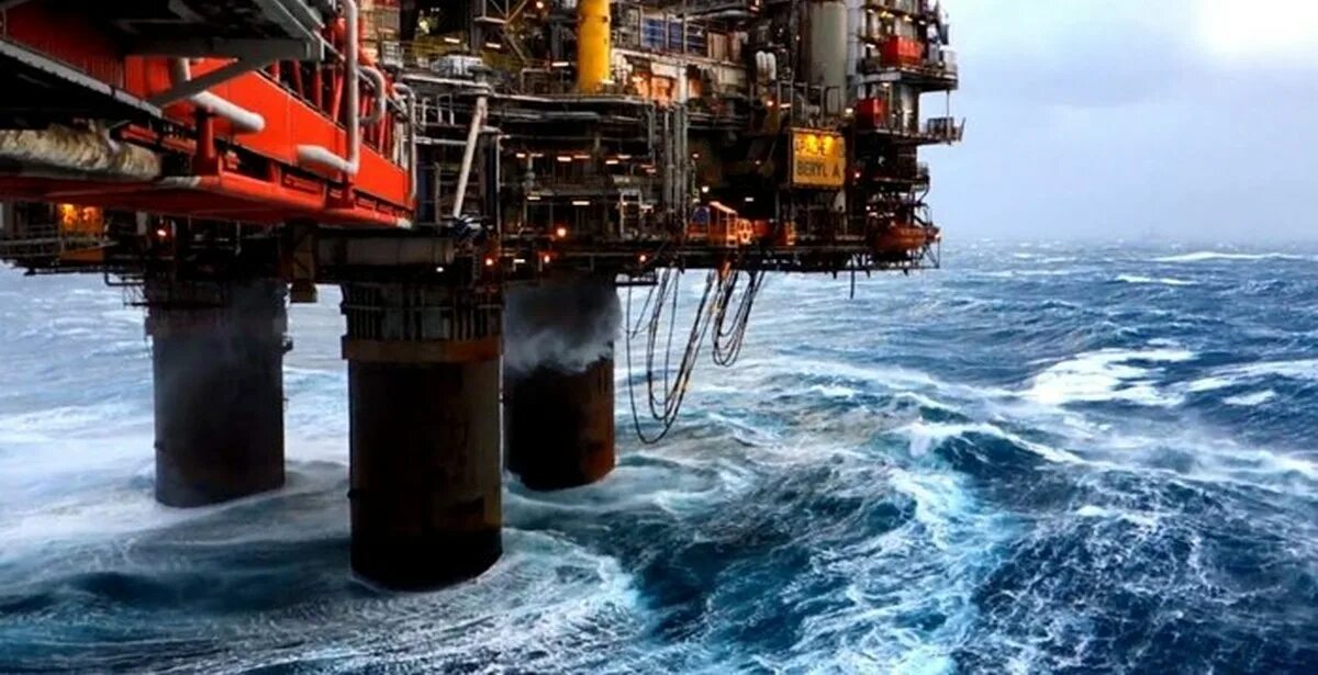 Морская стационарная платформа. Морские стационарные платформы. Морская стационарная платформа Беркут. Стационарная нефтяная платформа. Нефтяная платформа в море шторм.