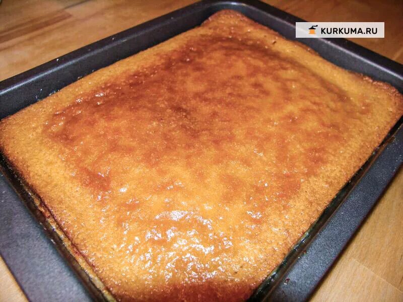 бисквит на противне в духовке. форма для выпечки бисквита. яблочный пирог в духовке в стеклянной форме. бисквит на противне. коржи на протвине.