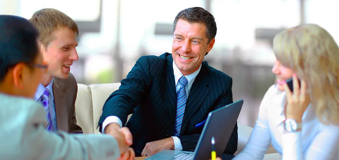 деловой человек. консультация клиента. довольный бизнесмен. деловое совещание. Corp client.