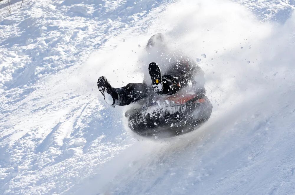 Спуск с горы на санках. Дети катаются на санках паровозиком. Катание с горы. Тобогган катаются с горки. Санки зимой.