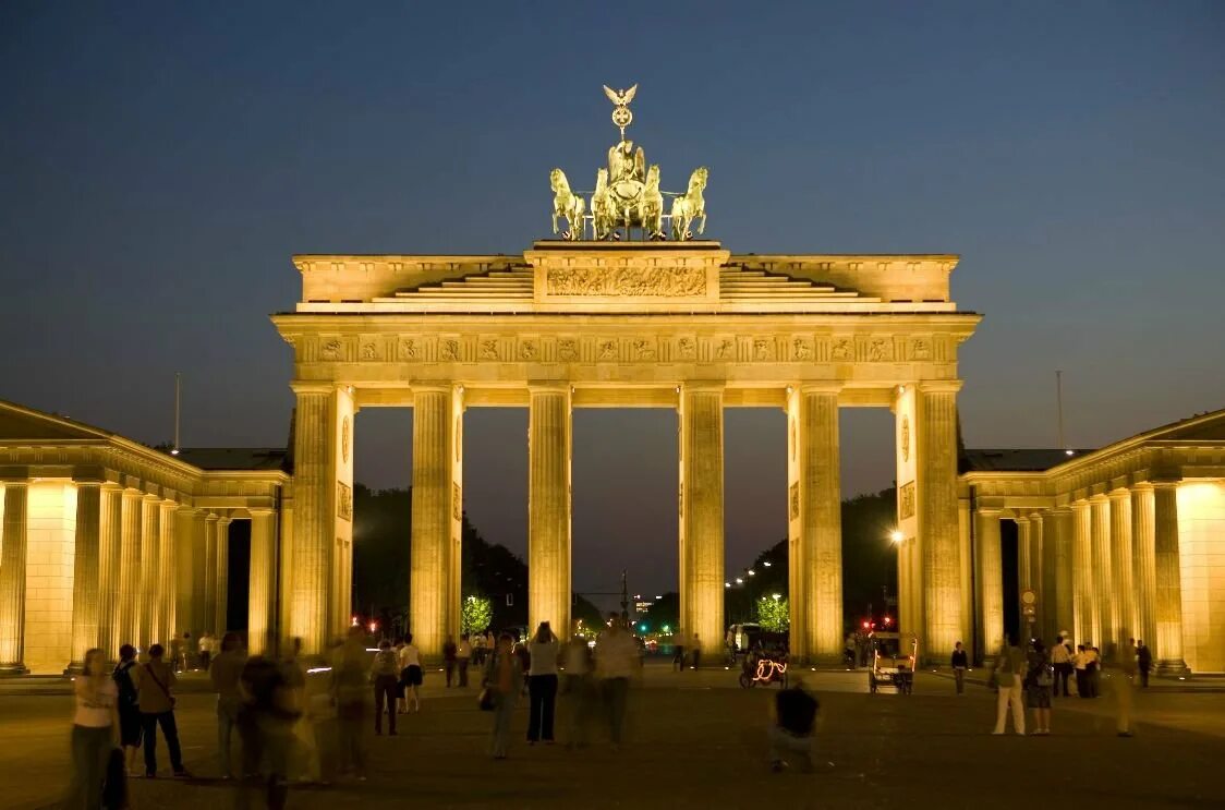 Фото достопримечательностей с названием. Станция метро Brandenburger Tor. Brandenburger Tor на немецком. Бранденбургские ворота Виктория. Площадь Бранденбургских ворот в Берлине.