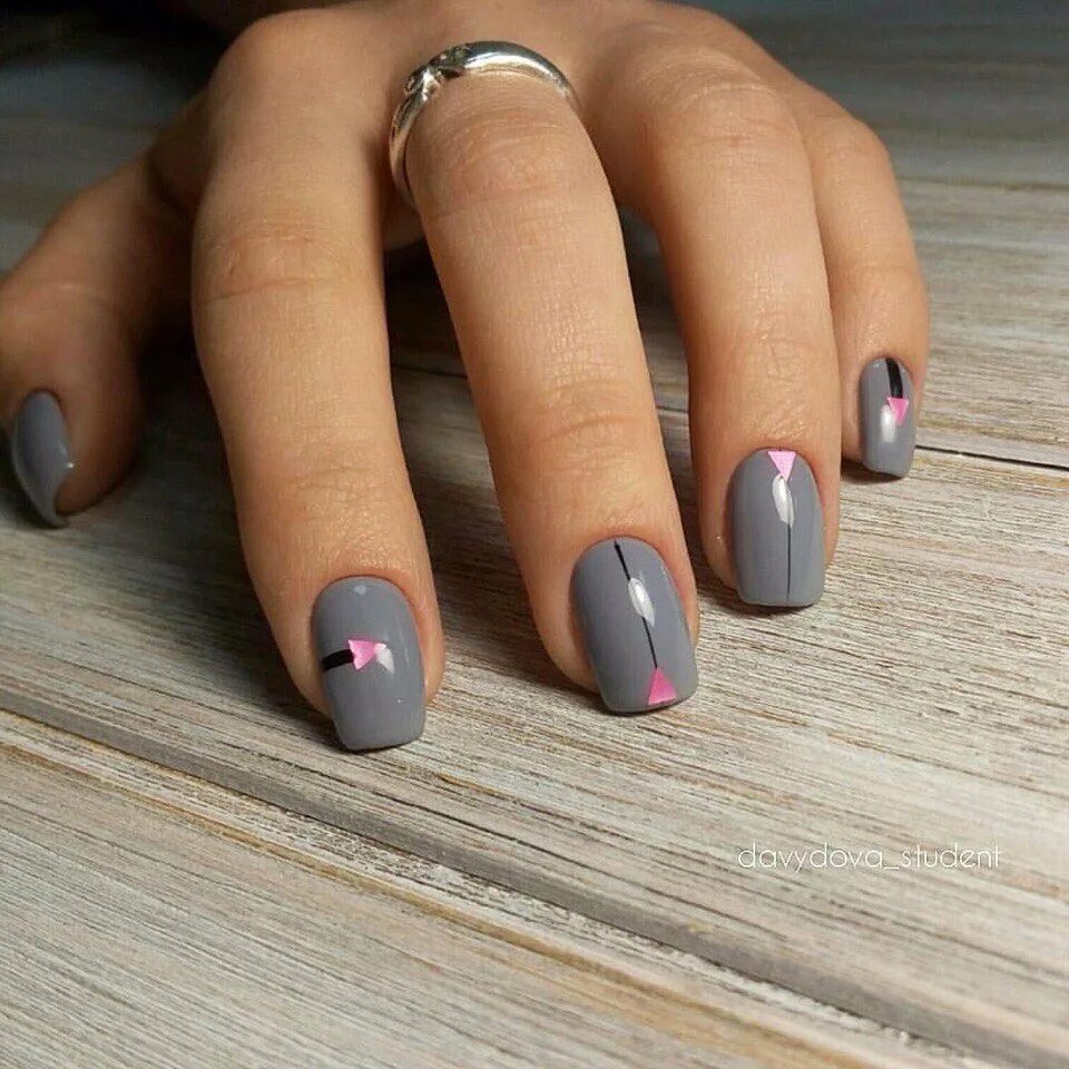 Модный ногти шеллак. Ногти короткие. серый маникюр. дизайн ногтей на короткие. необычный маникюр на короткие ногти.