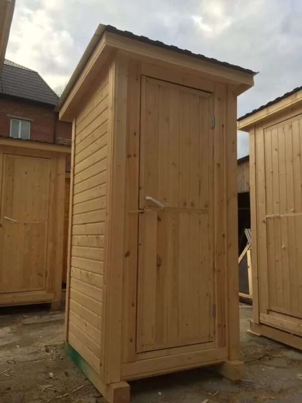 Уличный туалет для дачи деревянный цена. Туалет дачный. Туалет деревянный для дачи. Садовые туалеты для дачи. Туалет из вагонки для дачи.